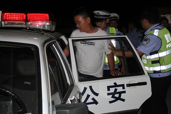 1526518043164803.jpg 被执勤民警成功抓获.JPG