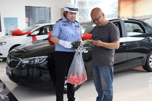 图为女子中队民警深入辖区大众车4S店宣传交安知识 (1).JPG