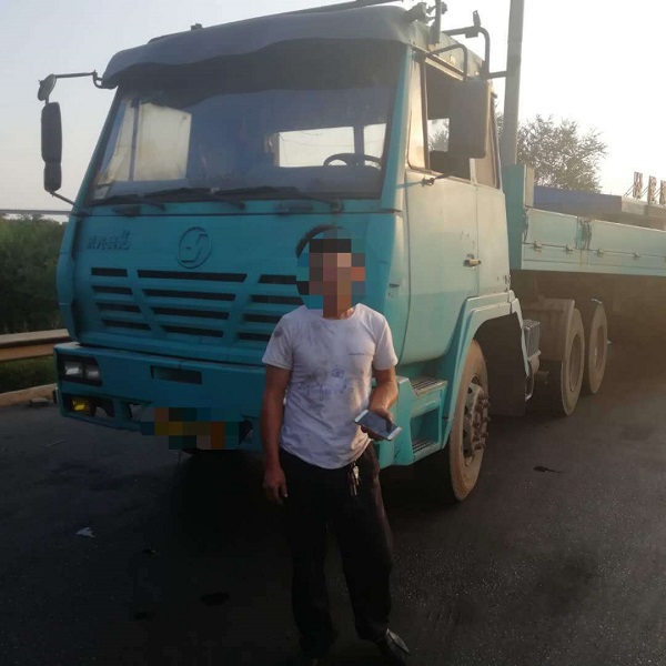 1535680136899306.jpg 高速交警四支队六大队查获一名涉嫌无证驾驶、使用伪造的机动车号牌、驾驶报废车辆上路等多项违法行为的违法人员 (1).jpg
