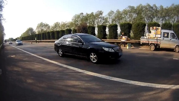 1537866628622065.jpg 险象环生 驾驶员拿生命当儿戏 高速超车道停车捡纸箱 (2).jpg