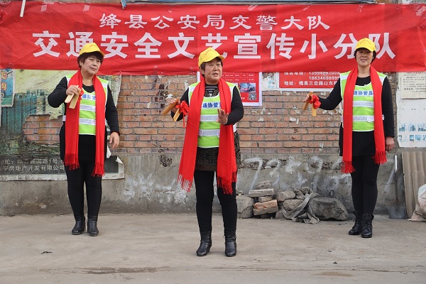 绛县交警竹板响连天 逢集赶市宣交安（3）.jpg