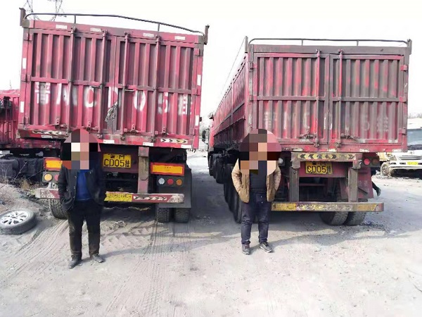 1552011779880016.jpg “双胞胎”挂车前后脚过 高速交警火眼金睛查套牌 (1).jpg