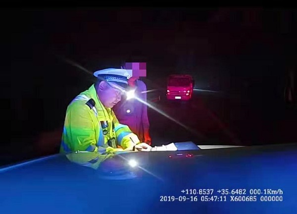 1568792419549274.jpg 高速路行车犯困竟在应急车道呼呼大睡 如此休息要不得! (3).jpg