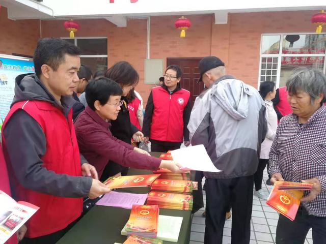市委政法委开展法治宣传进社区志愿服务活动