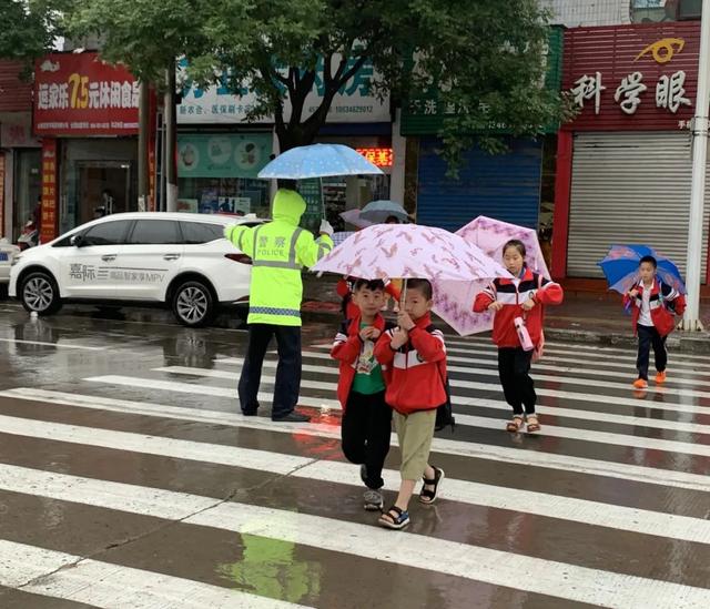 万荣交警雨中护学保安全