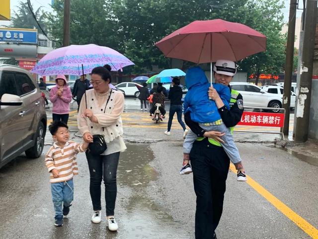 万荣交警雨中护学保安全