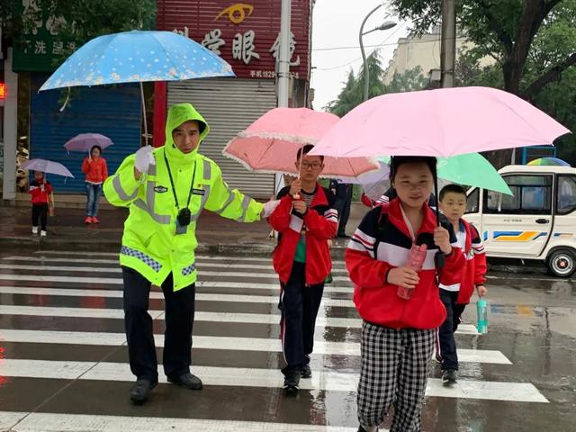 万荣交警雨中护学保安全