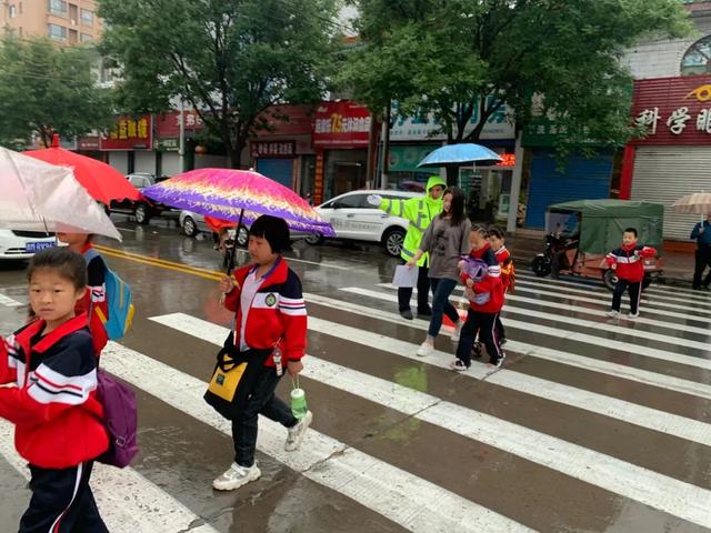 万荣交警雨中护学保安全