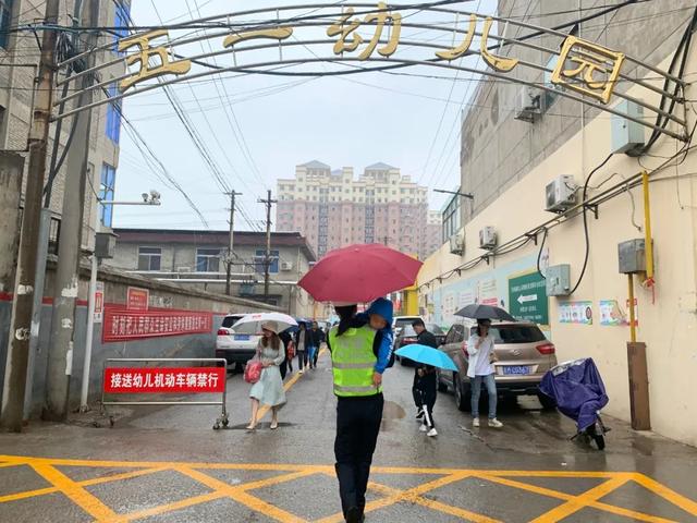 万荣交警雨中护学保安全