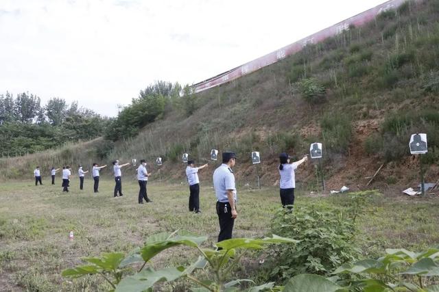 盐湖公安分局开展实弹射击训练