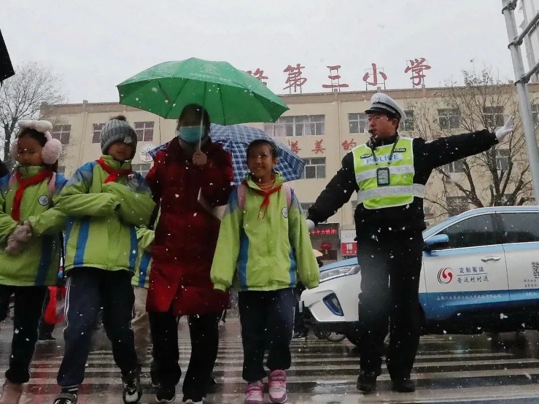 亮丽“雪警”——浴“雪”奋战保畅通