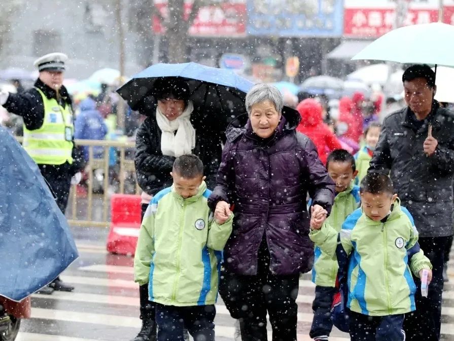 亮丽“雪警”——浴“雪”奋战保畅通