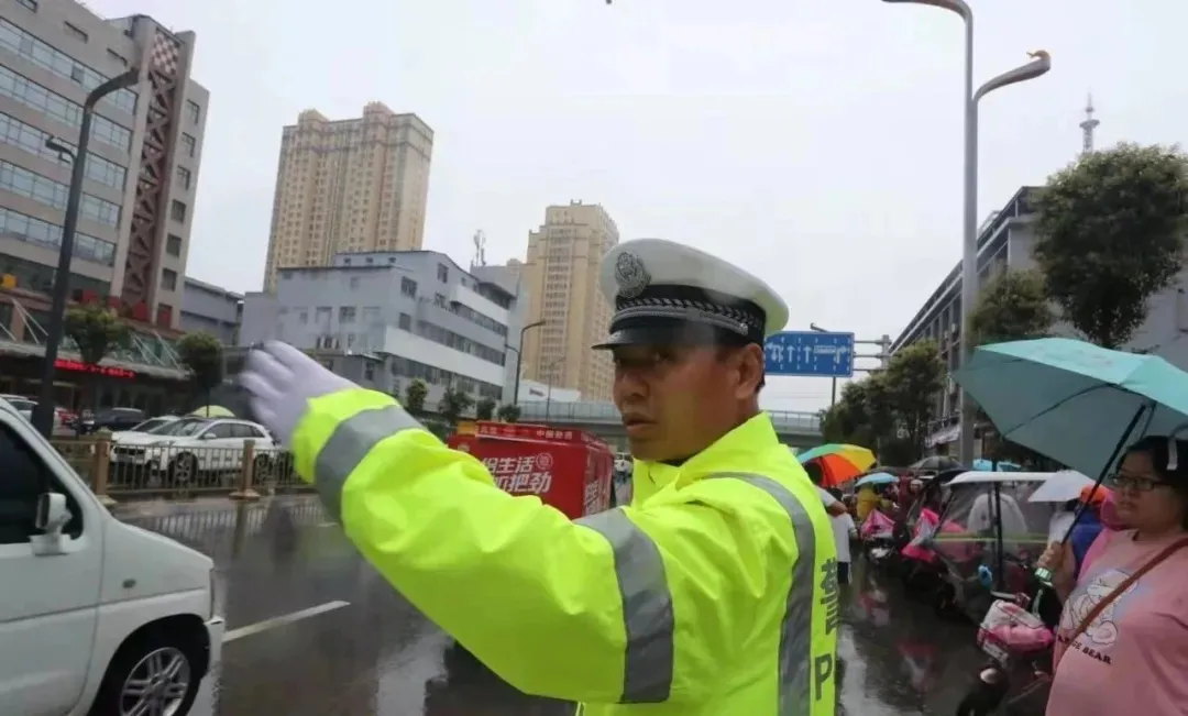 盐湖公安交警雨中护学撑起学生“安全伞”