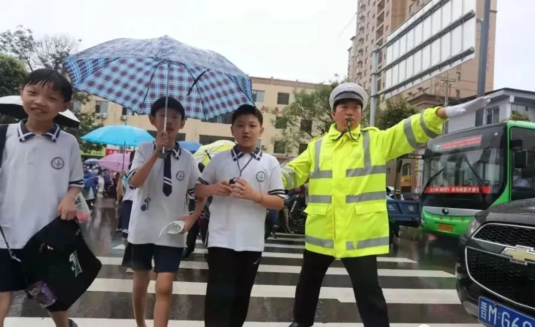 盐湖公安交警雨中护学撑起学生“安全伞”