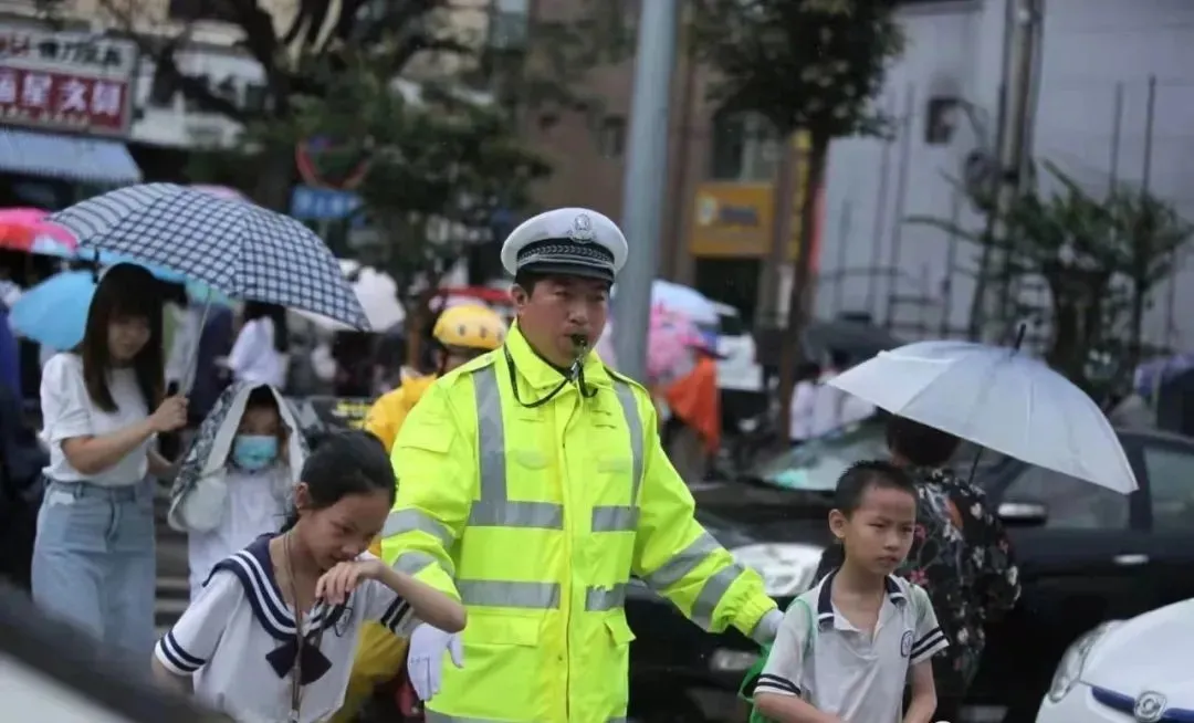 盐湖公安交警雨中护学撑起学生“安全伞”