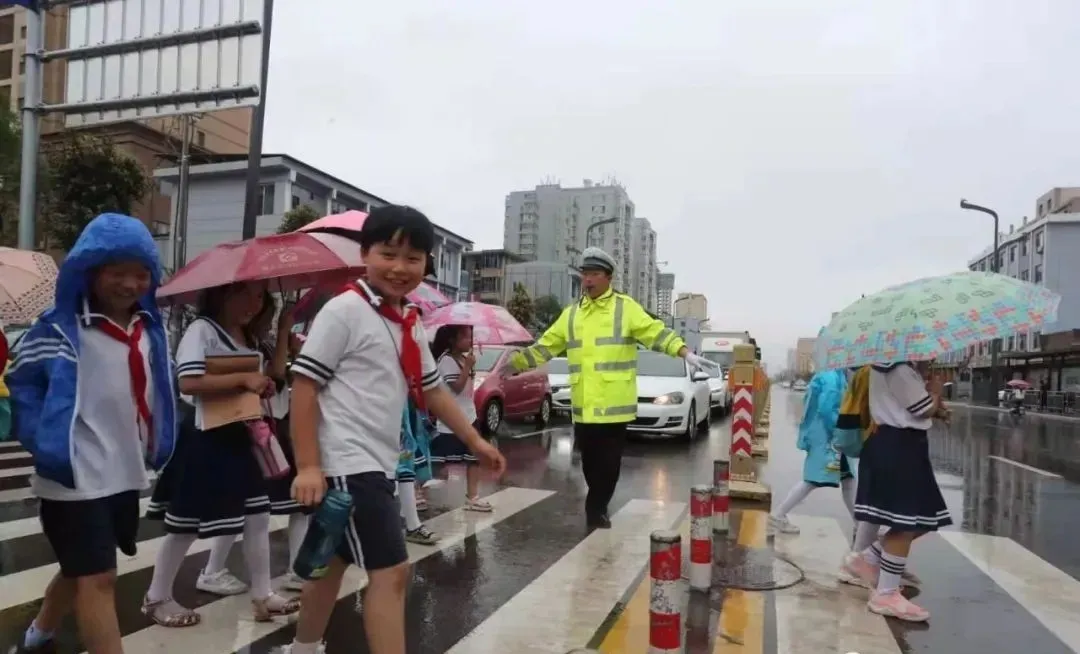 盐湖公安交警雨中护学撑起学生“安全伞”