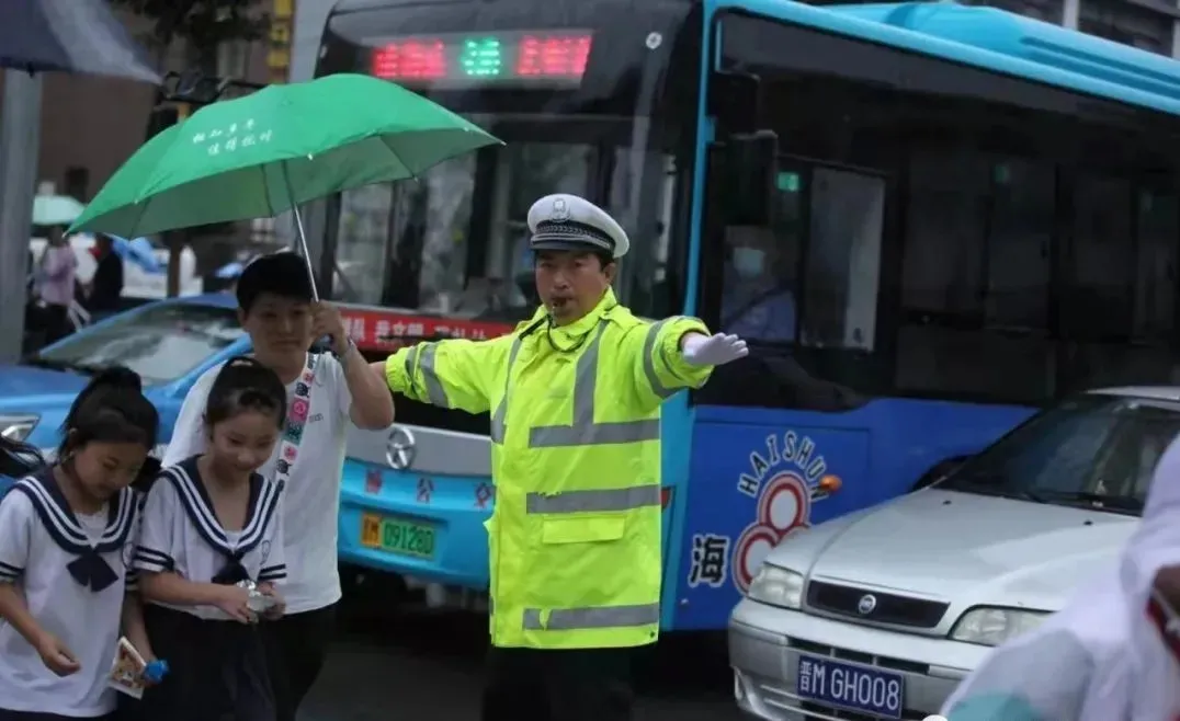 盐湖公安交警雨中护学撑起学生“安全伞”