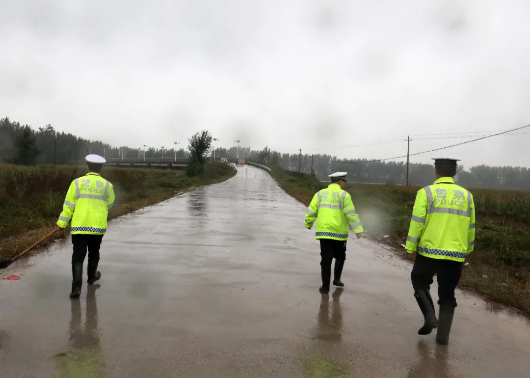 河津交警全力以赴应对持续降雨天气