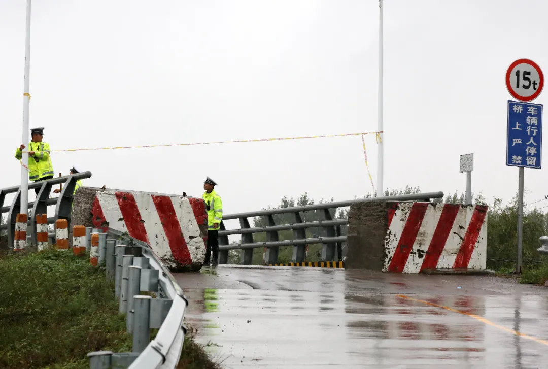 河津交警全力以赴应对持续降雨天气