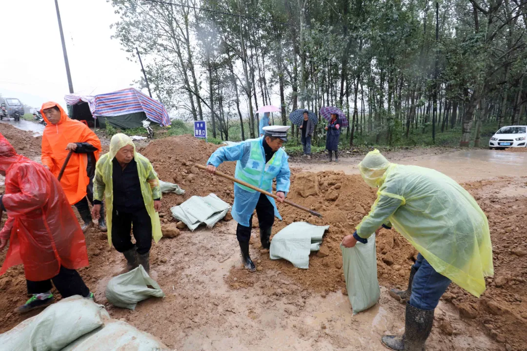 河津交警全力以赴应对持续降雨天气