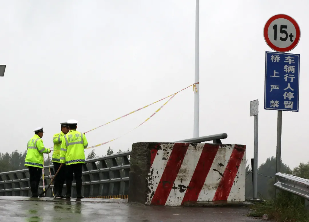 河津交警全力以赴应对持续降雨天气