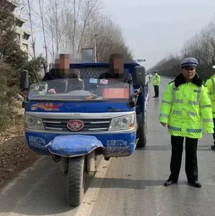 新绛：无牌无证还载人 交警查处消隐患