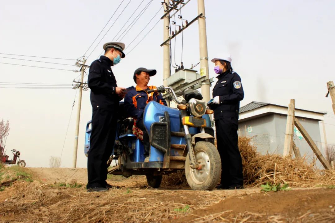 稷山交警深入田间地头宣传交通安全