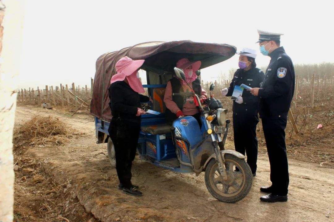 稷山交警深入田间地头宣传交通安全