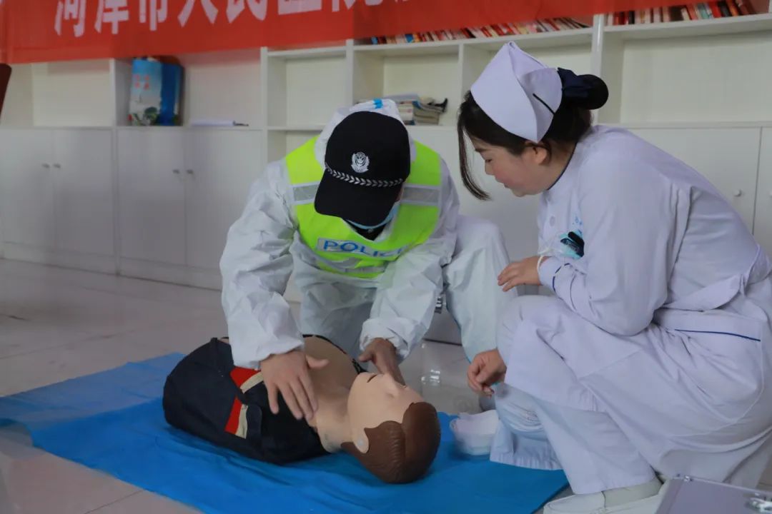 河津市公安局组织开展急救知识培训并发放急救药箱