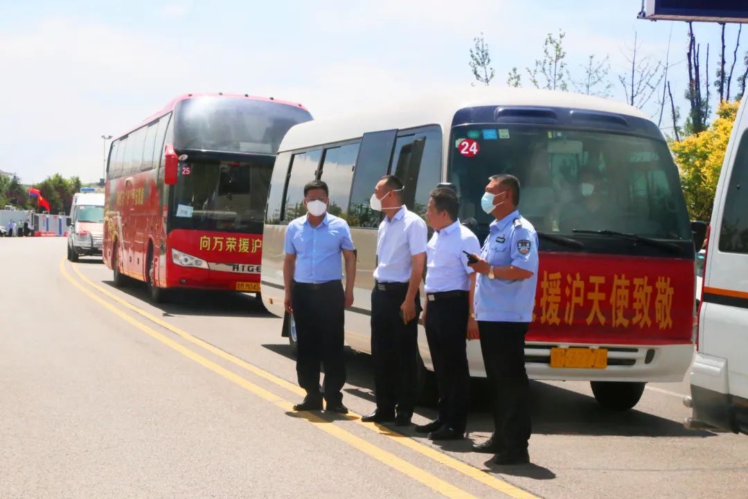 【“疫”线暖同袍“疫”路载誉归】万荣交警护送援沪天使平安回家
